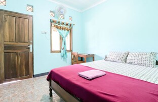 Standard Fan Room | Desk, bed sheets