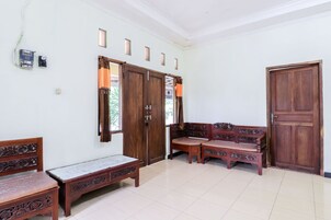 Bungalow | Desk, bed sheets