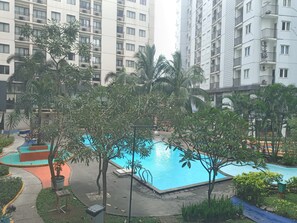 Una piscina al aire libre
