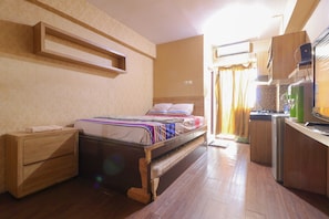 Apartment, 2 Bedrooms | Desk, bed sheets - 7 Point At Gateway Cicadas (Bandung)