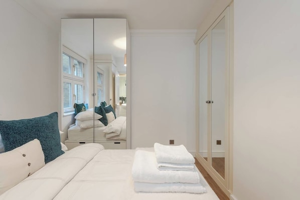 2 bedrooms, iron/ironing board, WiFi, bed sheets - The Mayfair Muse - by Out of Office Lifestyle (Greater London)