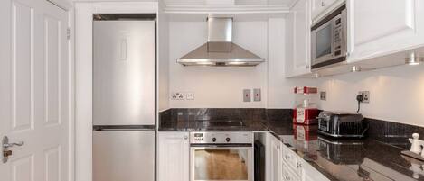 冷蔵庫、電子レンジ、オーブン、コンロ