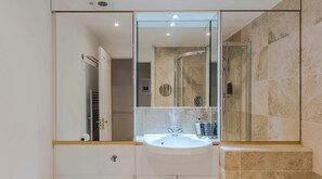 Douche, articles de toilette (gratuits), séchoir à cheveux