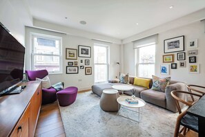 TV, offices - The Nordic Nook Marylebone - by Out of Office Lifestyle (Greater London)