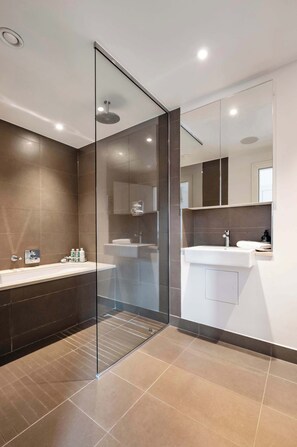 Bathtub, hair dryer - The Nordic Nook Marylebone - by Out of Office Lifestyle (Greater London)