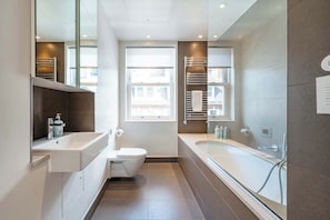 Badewanne, Haartrockner, Shampoo