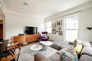 TV, offices - The Nordic Nook Marylebone - by Out of Office Lifestyle (Greater London)