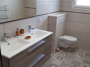 Dreibettzimmer (Ailleurs) | Badezimmer