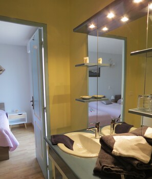 Triple Room, 3 Single Beds, Balcony, Garden View | Bathroom | Shower, free toiletries, hair dryer, towels