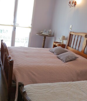 Tremannsrom – familie, hageutsikt | Individuelt dekorert, individuelt innredet og blendingsgardiner