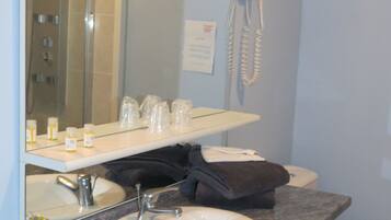 Family Triple Room, Garden View | Bathroom | Shower, free toiletries, hair dryer, towels