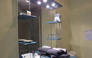 Kolmen hengen huone, 3 yhden hengen sänkyä, parveke, näköala puutarhaan | Kylpyhuone | Suihku, ilmaiset hygieniatuotteet, hiustenkuivaaja, pyyhkeet