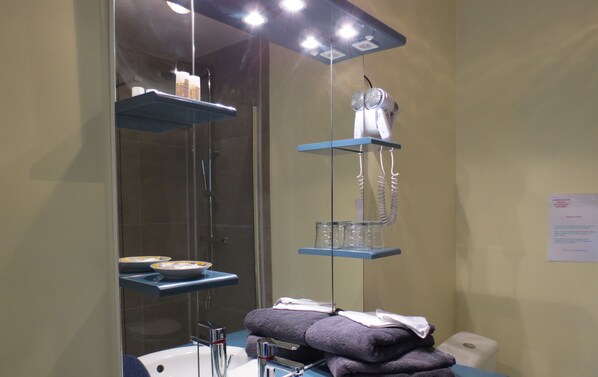 Triple Room, 3 Single Beds, Balcony, Garden View | Bathroom | Shower, free toiletries, hair dryer, towels
