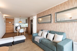 Lägenhet Superior | Vardagsrum | 60-tums platt-tv med satellitkanaler, tv och Netflix