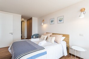 Lägenhet Superior | 1 sovrum, individuell inredning, unika möbler och arbetsyta för laptop