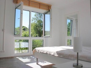 2 habitaciones, tabla de planchar con plancha y cuna de viaje 