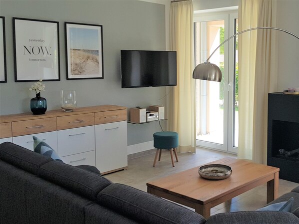 Televisión, reproductor de DVD, estéreo