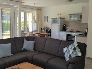 Fernseher, DVD-Player, Stereoanlage