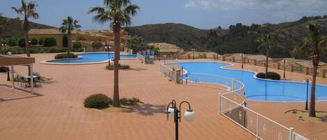 Una piscina al aire libre