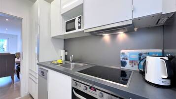 Een koelkast, een magnetron, een oven, een kookplaat