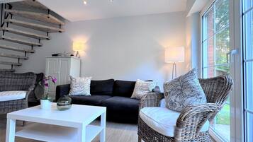 Een televisie en een stereo