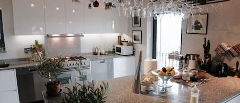 Kühlschrank, Mikrowelle, Ofen, Herdplatte