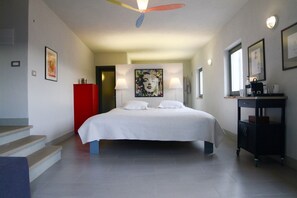 5 عدّة غرف نوم ومكتب وتجهيزات عازلة للصوت ومكواة/لوح كي