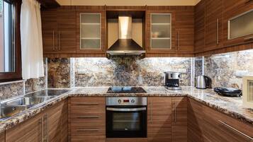 Réfrigérateur, four, plaque de cuisson, cafetière/bouilloire