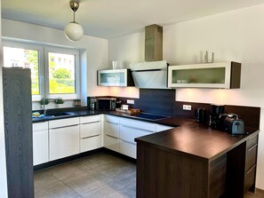 Kühlschrank, Mikrowelle, Ofen, Herdplatte