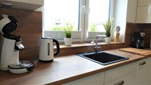 Kühlschrank, Mikrowelle, Ofen, Herdplatte