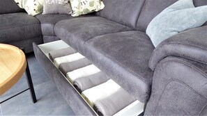 Fernseher, Tischfußball, Bücher, Stereoanlage