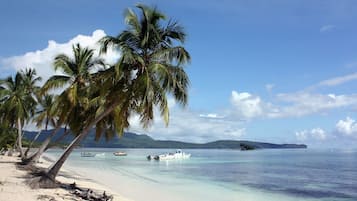 Sulla spiaggia, lettini da mare, teli da spiaggia