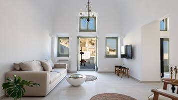 Vila luxo, 3 quartos, piscina particular, vista para o mar | Sala de estar | TV de tela plana