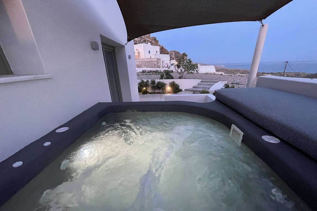 Un jacuzzi con vistas a un pueblo costero.