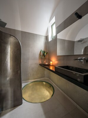 Deluxe Villa, 3 Bedrooms, Private Pool, Sea View | Bathroom | Shower, free toiletries, hair dryer, slippers
