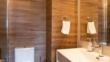 Standard Apartment | Bathroom | Shower, rainfall showerhead, free toiletries, hair dryer