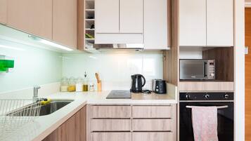 Standard Apartment | Private kitchen | Full-sized fridge, microwave, oven, stovetop