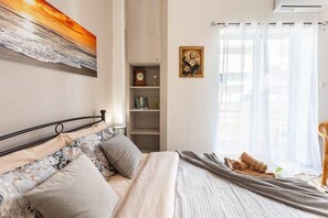 2 bedrooms, desk, iron/ironing board, WiFi
