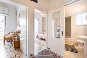 2 habitaciones, escritorio, tabla de planchar con plancha y wifi 