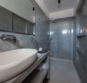 Villa, 1 chambre | Salle de bain | Douche, articles de toilette gratuits, sèche-cheveux, chaussons