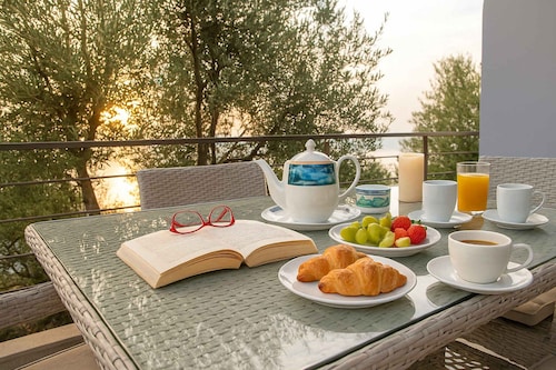 Nina's Villa, Cosy Seaview Retreat