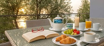 Nina's Villa, Cosy Seaview Retreat