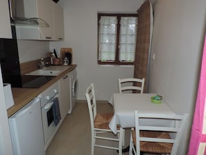 Réfrigérateur, four à micro-ondes, un four, surface de cuisson
