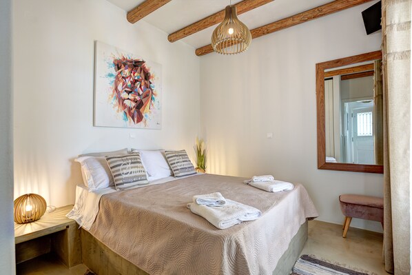 2 Schlafzimmer, Schreibtisch, Bügeleisen/Bügelbrett, Reisekinderbett