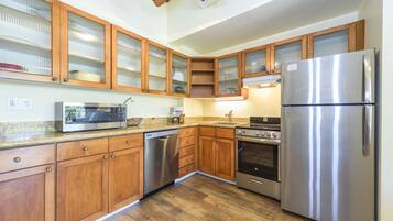 Studio | Private kitchen | Fridge, oven, coffee/tea maker, toaster