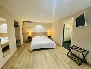 Comfort Double Room (Shower) | Premium bedding, iron/ironing board, free WiFi - Les Marronniers d'Arc (Arc-sur-Tille)