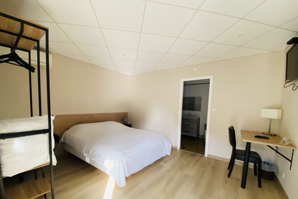 Roupas de cama premium, ferros/tábuas de passar roupa, Wi-Fi de cortesia