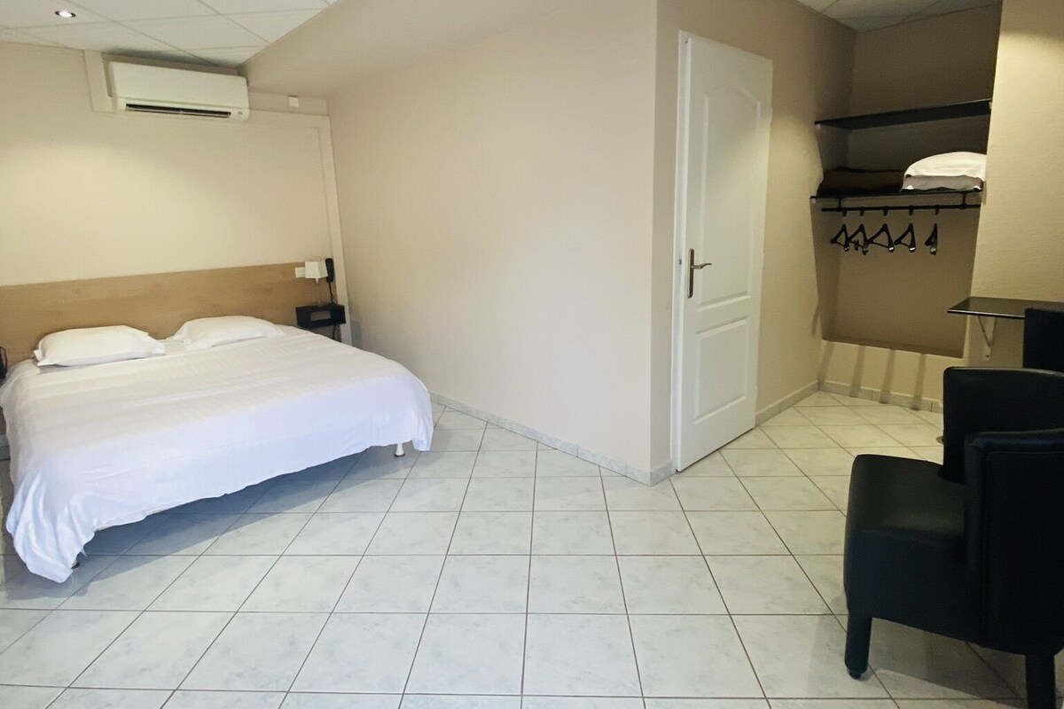 Premium bedding, iron/ironing board, free WiFi