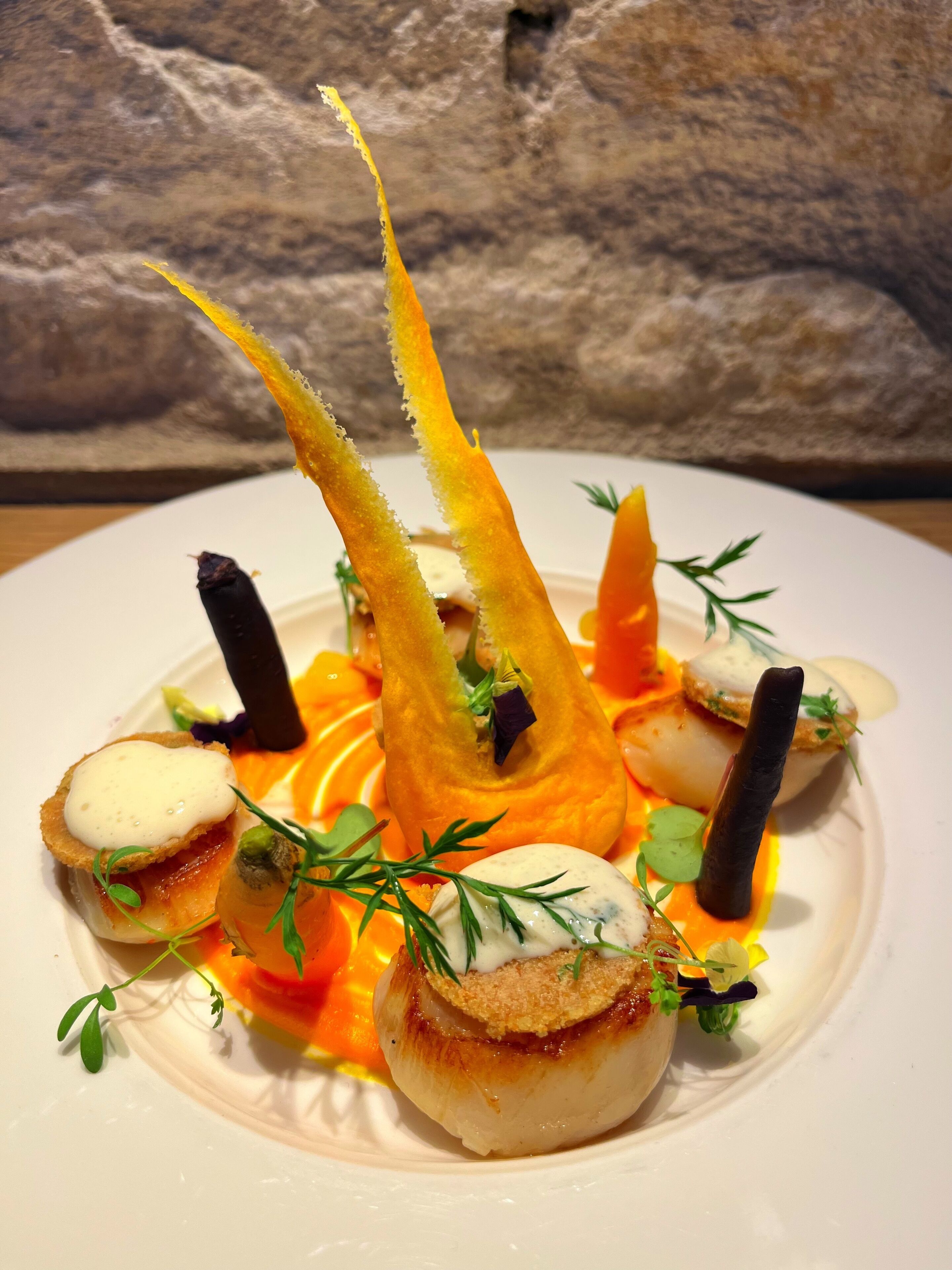 En tallrik med mat, garnerad med olika tillbehör och serverad med olika såser.