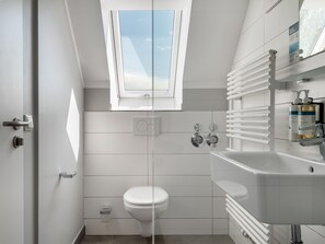Estudio Deluxe, balcón | Baño | Regadera, amenidades de baño ecológicas, secadora de cabello, toallas